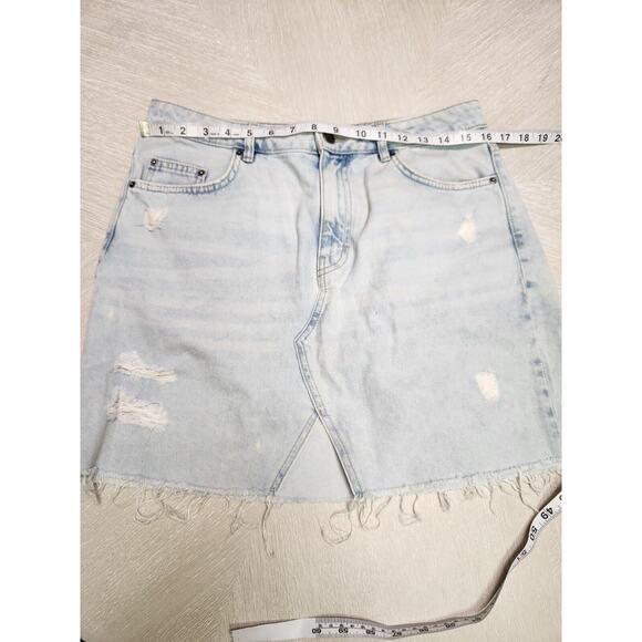 Divided H&M Denim Mini Skirt Distressed Raw Hem Light Wash Size 10 - Picture 4 of 6